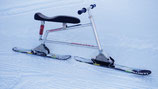 S-Bike komplett zusammengebaut mit Skis und Fuß Skis