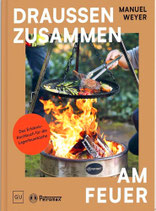 Draussen zusammen am Feuer