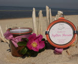 "Sylt Mari's Rosenglück" Kuchen im Glas mit Blättern der Sylter Rose