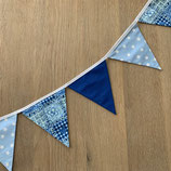 Blauwe slinger met kleine vlaggen
