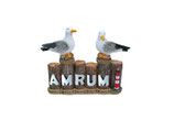 2 Möwen auf Polder mit Amrum Leuchtturm