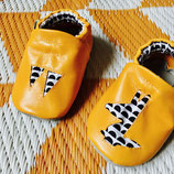 Chaussons bébé en cuir jaune motifs noirs et blancs
