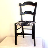 Une paire de chaises paillées assorties. Boiserie peinte en noir. Dégradés de noir, taupe et gris sur l'assise.