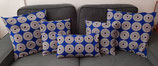 Housse de coussin fond bleu vif cercles blanc