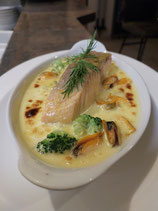 Saumon et moules de Bouchot gratinés, jus safrané