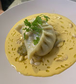 Momo de truite, cacahuète et sauce curry à l'abricot