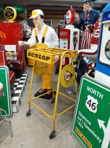 Continental, Dunlop, u.a Reifenregale Tankstelle Oldtimer Halle Auto Garage