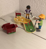 kinder beim minigolf