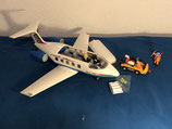 passagierflugzeug mit flugzeugschlepper und fluglotsen