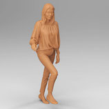 Frau Treppe steigend (F-027), 3D-Druck-Figur, unbemalt, 1:45