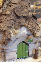 HÜTTE MIT GRÜNER TÜRE