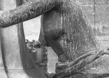 Erotische Frauenskulptur auf dem Friedhof Père Lachaise (Paris)