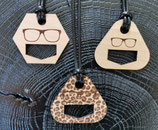 COLLIER PORTE-LUNETTES EN BOIS DE MERISIER
