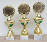 #2024-011 Pokal in hellem marmoriertem Fuß mit goldfarbenen Sockel, Cup Gold mit grün und Deckel