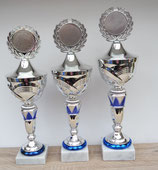 #2024-017 Pokal mit marmoriertem hellen Fuß, Sockel silber mit blau und solbernem Cup und Deckel