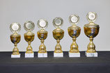 #2025-08-12 Ständer Pokal in 6 Größen Ausführungen,goldfarbener Cup und Ständer, weißer Sockel, Deckel