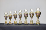 #2025-08-04 Ständer Pokal in 7 Größen Ausführungen, in Goldfarben mit Deckel, schwarzer Sockel