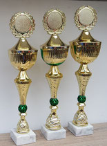 #2024_034 Pokal mit hellem marmoriertem Sockel, Hohem goldfarbenen Fuß, goldfarbenen Cup mit Deckel