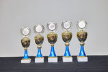 #2025-08-11 Ständer Pokal in 5 Größen Ausführungen, goldfarbener Cup, blauer Ständer, weißer Sockel und Deckel