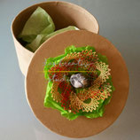 Geschenkschachtel mit Blüte