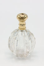 Rond kristallen parfumflesje met 14 karaat gouden dop met bloemetjes bewerkt.