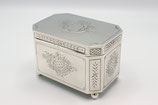 Weens zilveren theedoos, versierd met graveerwerk in Louis XV-stijl, ca.1900.