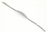 14 Karaat witgouden armband met middenstuk bezet met oudslijpsel diamant en roosdiamantjes.