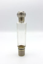 Kristallen drankflacon met zilveren dop en bekertje, Frankrijk ca.1910.