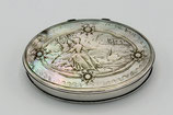 Ovaal zilveren pillendoos-snuifdoos met een parelmoer deksel en bodem met romantisch decor, 18e eeuws.