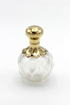 Bolvormig Hollands kristallen parfumflesje met 14 karaat gouden dop en kraag, ca.1880.