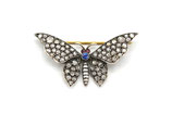 9 Karaat goud met zilveren broche in de vorm van een vlinder, bezet met robijn, saffier en roosdiamanten, ca.1.58 ct.