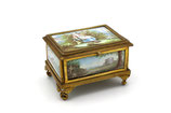 Verguld bronzen juwelendoosje met emaille panelen waarop romantische voorstellingen, Frankrijk ca.1870.