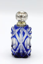 Blauw Boheems kristallen parfumflesje met gegraveerde zilveren dop, Frankrijk, ca.1900.