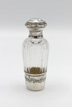 Kristallen likeurflesje met zilveren dop en bekertje, Frankrijk ca.1900.