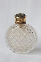 Hollands kristallen parfumflesje met 18 karaat gouden dop, versierd met cantillewerk, in foedraal.