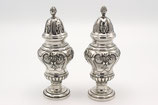 Paar Frans zilveren baluster-vormige strooibussen, rijk bewerkt.