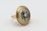 14 Karaat gouden ring met witte agaat en zilveren ornament bezet met roosdiamanten.