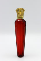 Rood kristallen lange parfumflacon met bewerkt verguld zilveren dop, Frankrijk, ca.1860.