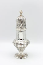Grote bewerkt Engels zilveren suikerstrooier, Thomas Bradbury & Sons, Londen 1896.