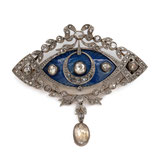 Belle Epoque markiesvormige broche met strik en pampel, uitgevoerd in platina met emaille en roosdiamanten, ca.1890.