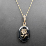 18 Kt gouden met onyx medaillon met zaadparels en roosdiamanten aan 18 kt gouden jasseron collier, Frankrijk 19e eeuw.