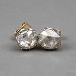 Paar platina en 14 karaat gouden oorknoppen bezet met grote roosgeslepen diamant, ca.2.75 ct.