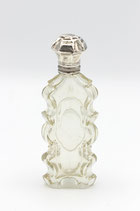 Hollands glazen gecontourneerd parfumflesje met bewerkt zilveren dop, ca.1870.