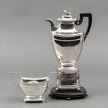 3-Delig Hollands zilveren koffieservies; koffiekan met leeuw, suikerpot en komfoor, Bentveld, Bennewitz, Amsterdam 1816.