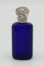 Engels blauw kristallen parfumflesje met zilveren dop en binnenstopje, ca.1890.