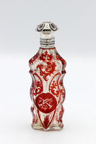 Boheems kristallen parfumflesje met Hollands bewerkt zilveren dop, ca.1880.