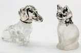 Paar glazen peper- en zoutstrooiertjes met zilveren doppen in de vorm van een hond en kat.