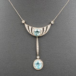 18 Karaat witgouden Art Deco collier bezet met 2 blauwe topazen en roosdiamanten, ca.0.85ct.