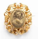 18 Karaat gouden broche, lava camee met voorstelling van een dame in gouden krulmontuur, ca.1850.