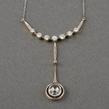 Platina en 14 karaat geelgouden negligé hanger bezet met diamanten aan witgouden collier, Art Deco.